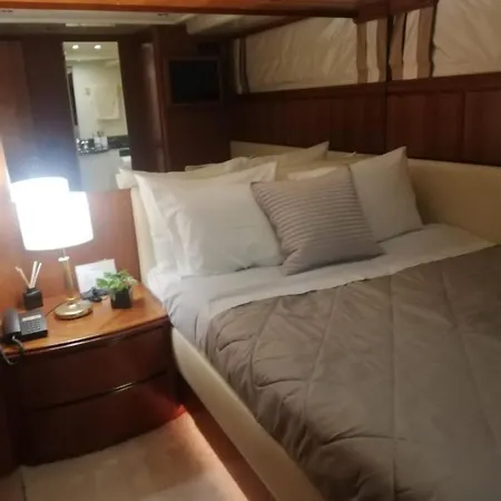 Falcon Superyacht 100ft ספינת מלון *