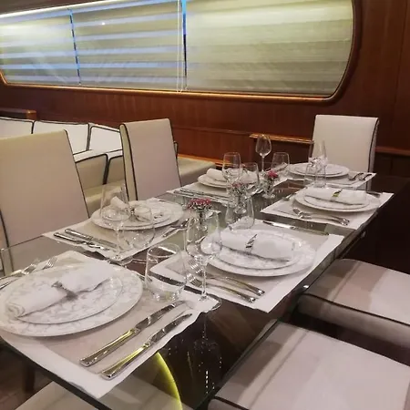 ספינת מלון Falcon Superyacht 100ft